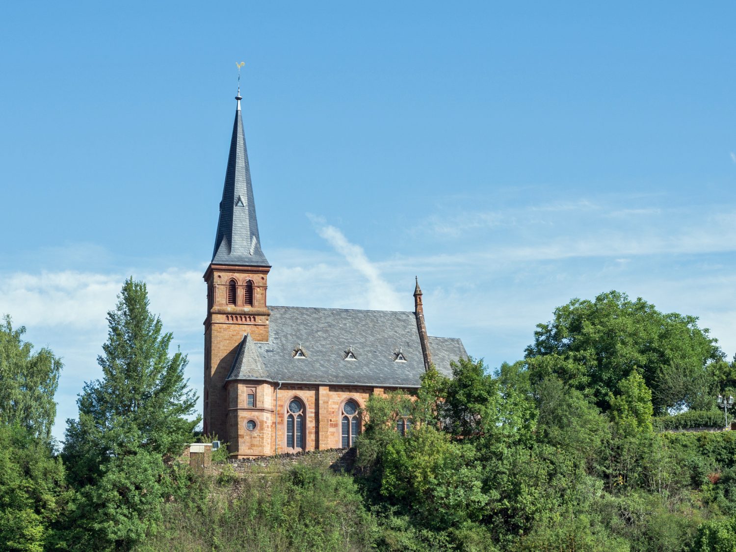Evangelische Kirche, Sandstein, Kirchurm, kleine Kirche über der Saar, Schlossberg