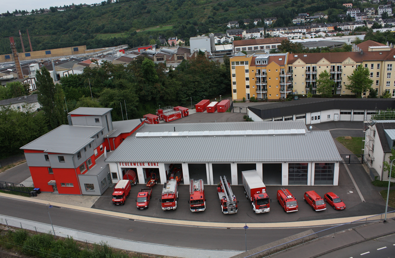 Feuerwehrgerätehaus mit Löschfahrzeugen am saarburger Saarufer