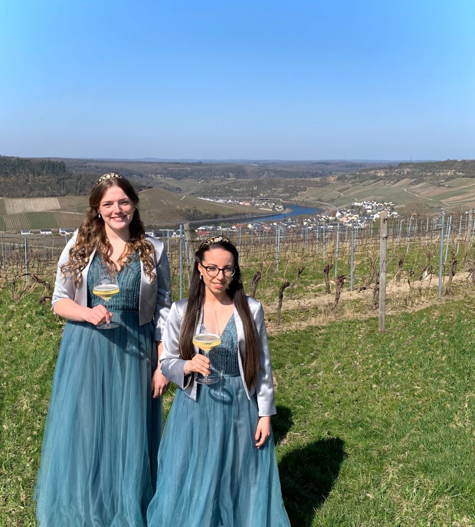 Saar-Obermosel-Weinprinzessinnen Lena Hein und Alessia Tabone