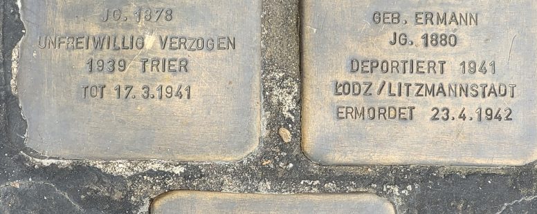 Stolpersteine erinnern: Viele Besucher lauschen aufmerksam