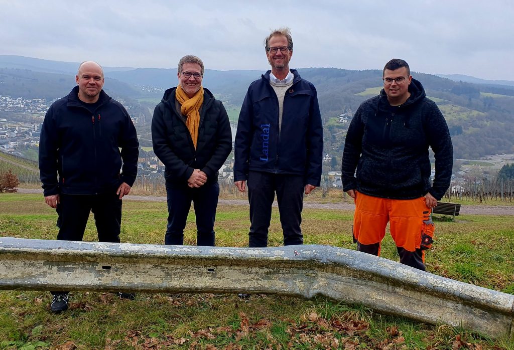 Ingo Geidis (Saarburger Sesselbahn), Stadtbürgermeister Andreas Reymann, Christian Grochtdreiss (Landal Warsberg) und Dennis Dubiel (Städtischer Bauhof) sind zufrieden, dass die Arbeiten zur Erneuerung der Leitplanken nun starten. 