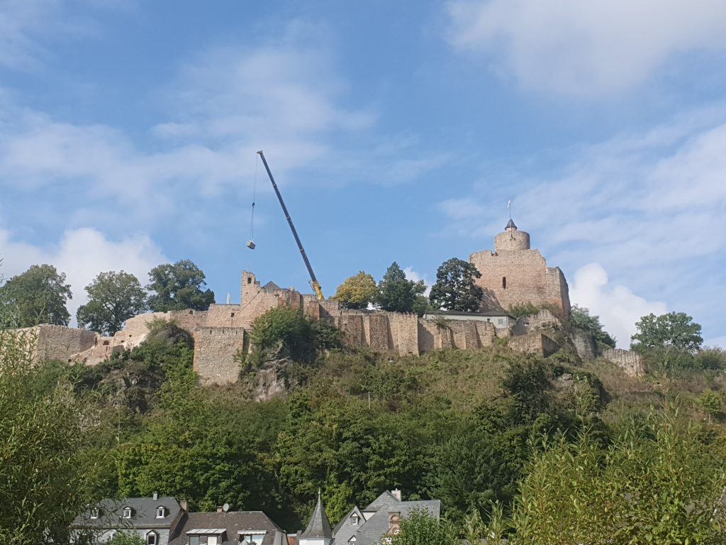 Kran nimmt Gerüstteile an der Burg weg