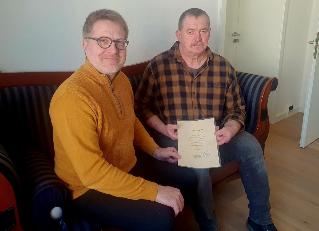 Andreas Reymann und Markus Schuh auf Sofa sitzend