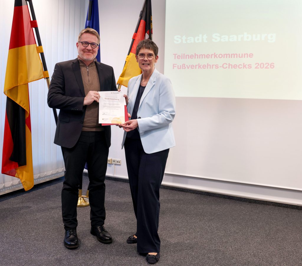 Wirtschaftsstaatssekretärin Petra Dick-Walther überreicht die Urkunde zum Fussverkehrscheck an Stadtbürgermeister Andreas Reymann